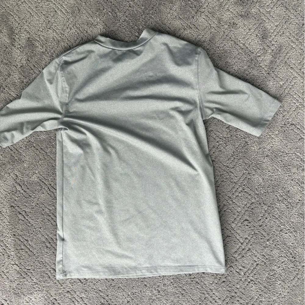 Boy’s Cat & Jack rash guard size large - Picture 2 of 3